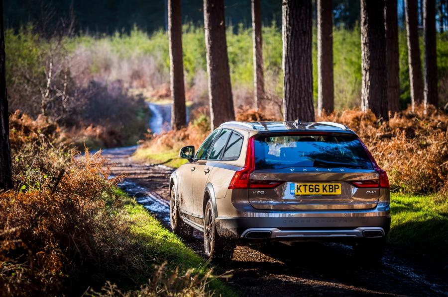  Volvo V90 D4 Cross Country 2017 года  (UK) (фото 38 из 40)